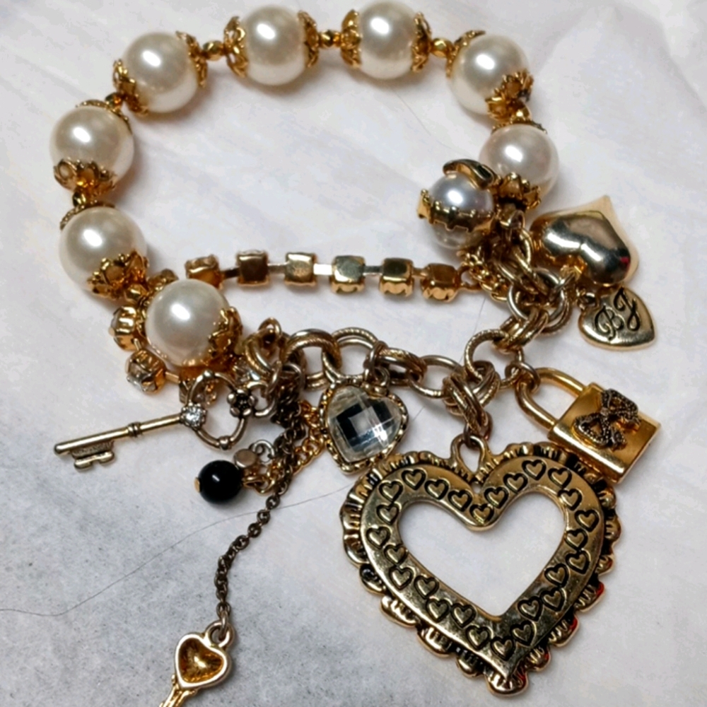 Betsey Johnson stretch bracelet